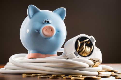 Sparschwein und Elektrokabel